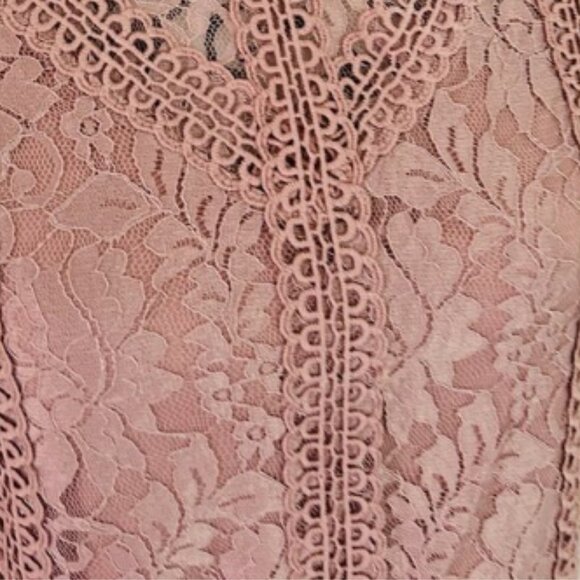 Brand New Cable & Gauge Women’s Mock Neck Crochet Lace Sleeveless Top Blouse - Picture 6 of 8